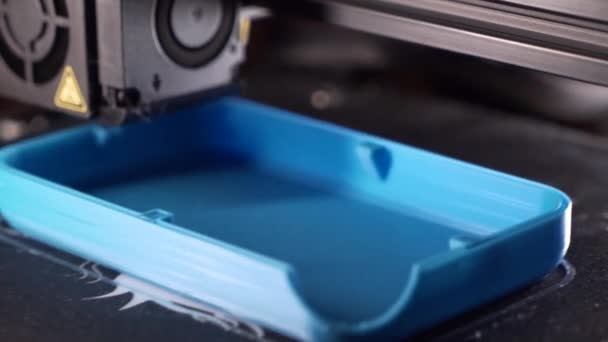 Funziona la stampante 3D. Modellazione deposizione fusa, stampante 3D che stampa un oggetto in plastica. La stampante 3D tridimensionale automatica esegue la plastica . — Video Stock