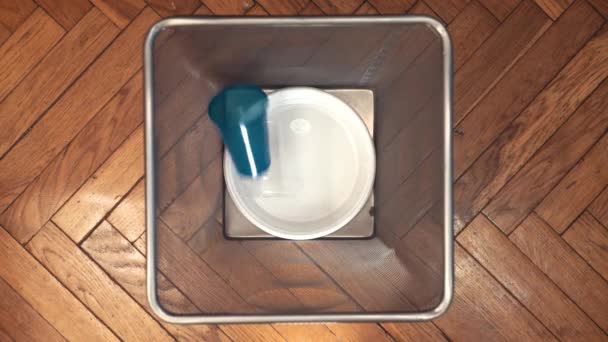 Одноразовая посуда из пластика падает в мусор . — стоковое видео