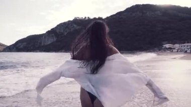 Siyah bikini ve ıslak beyaz gömlek tasasız özgürlük eğlenceli çalışan Plaj bikini kadın