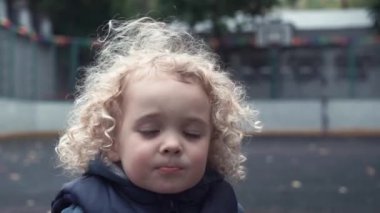 Görüntüleri genç yalnız üzgün sarışın çocuk portre