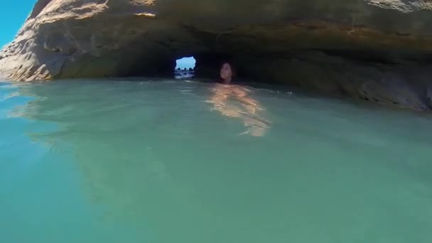 Menina nada na caverna O Canal do Amor, Canal damour em Sidari. Ilha de Corfu, Grécia . — Vídeo de Stock
