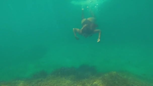 Schöne Frau, die unter Wasser in einem tropischen Meer oder Fluss schwimmt. unter Wasser aufgenommen mit Action-Kamera. Konzept über Fernweh-Reisen. — Stockvideo