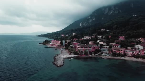 Aerial drone beelden van de populaire badplaats in Corfu Griekenland. — Stockvideo