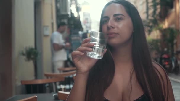 Skönhet kvinna dricksvatten i glas och att vara lycklig vid solnedgången tid. Hälsosamt liv, nutrition Concept — Stockvideo