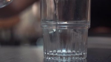 Sokak Arka Planına karşı Cam'a su akıyor