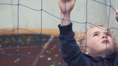 Görüntüleri genç yalnız neşeli sarışın çocuk portre