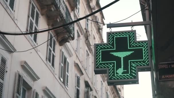 Una serpiente y un tazón en un letrero verde de la farmacia - primer plano — Vídeo de stock