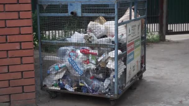 Trash kan met drie gescheiden plastic zakken voor Prullenbak scheiding in een straat Prullenbak. — Stockvideo