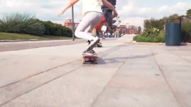 Moskova. Rusya. 2019.Skateboarder erkek çocuk sonbahar parkta açık paten üzerinde binmek