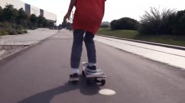 Moskova. Rusya. 2019.Skateboarder erkek çocuk sonbahar parkta açık paten üzerinde binmek