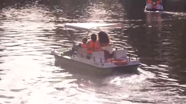 MOSCÚ, RUSIA 29 DE AGOSTO DE 2019: Las personas con familias viajan en un catamarán a pie en un estanque en Gorky Park, Moscú — Vídeos de Stock