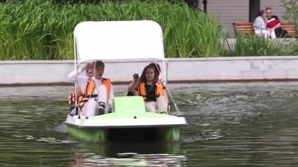 莫斯科，俄罗斯2019年8月29日： 人们带着家人乘坐步行双体船在戈尔基公园的池塘，莫斯科 — 图库视频影像