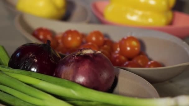 Jídlo, zdravá strava a Vegetariánská koncepce-blízko cibule. rajčata, pepř na kamennou stole — Stock video