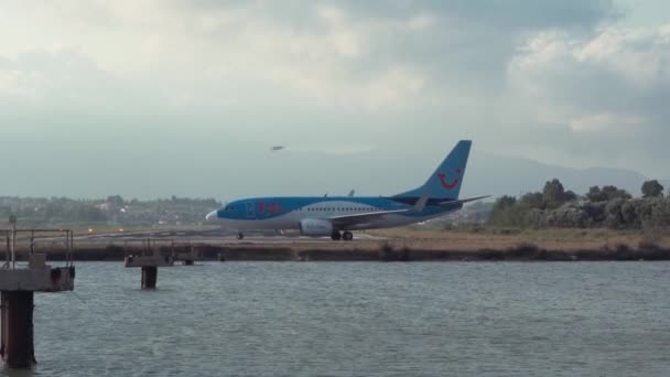 GRECE. CORFU. 25 juillet. 2019. Turbo avion circule sur la voie de circulation après l'atterrissage au coucher du soleil — Video