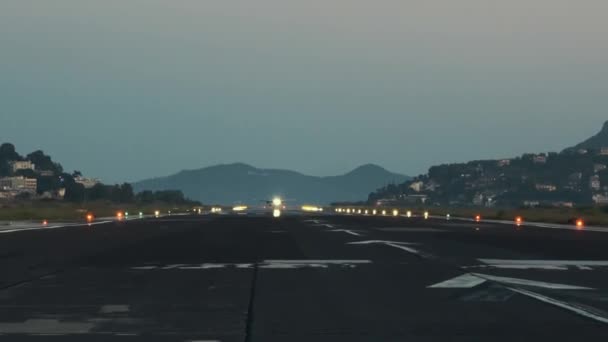 Turbo repülőgép gurító a guron út után leszállás naplementekor — Stock videók