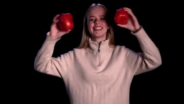 Ragazza bionda sorridente in maglione bianco che si copre gli occhi con peperoni alla paprica. Ragazza felice con verdure fresche. . Concetto di dieta vegetale. Cibo sano. Ragazza su una dieta . — Video Stock