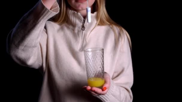 Regl konsepti, kızlarda yumurtlama. Kız çubuğu portakal suyuna döküyor. — Stok video