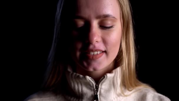 Κοντινό πλάνο του γυναικείου στόματος τρώγοντας μπέργκερ σε μαύρο υπόνομο. Κλείσιμο. — Αρχείο Βίντεο