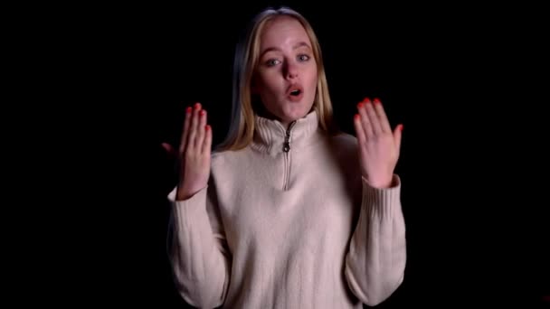 Schockiert glückliche Blondine Frau und Blick in die Kamera vor schwarzem Hintergrund — Stockvideo
