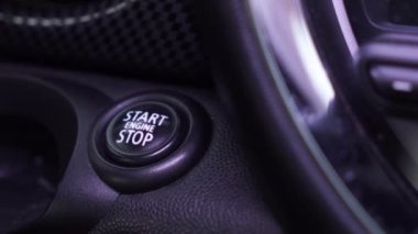 Kadın parmak üzerinde modern otomatik araba motoru Başlat Durdur düğmesine basarak kapatın