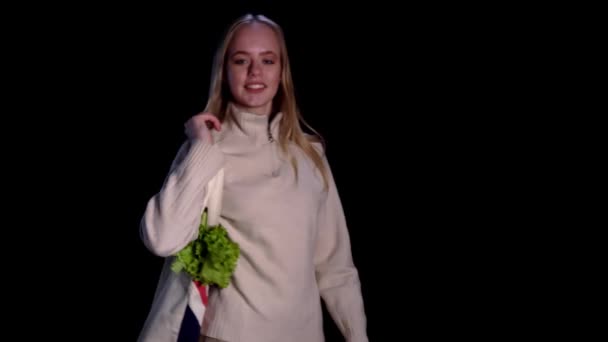 Geen afval en eco tas. Eco winkelen. Meisje hebben herbruikbare kruidenierszakjes met groenten en fruit in zwarte achtergrond — Stockvideo