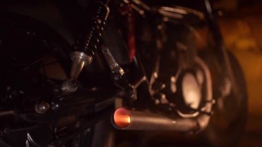 Eski motorsiklet egzoz borusunu kapatın ve havaya duman salın. Yavaş çekim