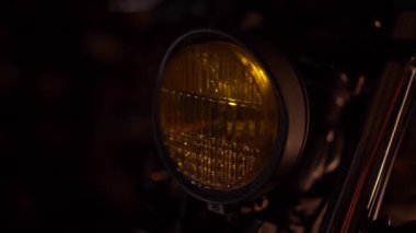 Yakın çekim gece 4K 60 FPS yavaş çekim özel klasik motosiklet far açtı. Blackmagic URSA Mini