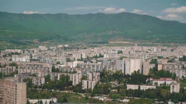 GEORGIA, TBILISI-CIRCA MAI 2019--Unbekannte und Auto vom Hügel von Tiflis — Stockvideo