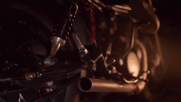 Eski motorsiklet egzoz borusunu kapatın ve havaya duman salın. Yavaş çekim — Stok video