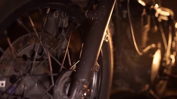 Nahaufnahme von Rad, Motor und Auspuff des klassischen Cafe Racer Motorrads — Stockvideo