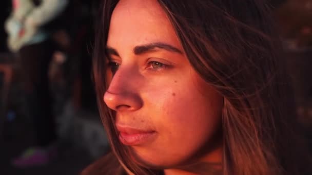 Menina bonita orando olhando para o céu roxo com esperança, close-up. Silhueta de jovem mulher sonhando olhando nascer do sol ao ar livre . — Vídeo de Stock