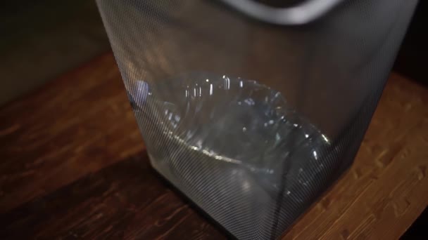 Botellas de agua de un solo uso de plástico que se lanzan a una papelera de reciclaje: se están generando demasiados residuos de plástico. Concepto de protección del medio ambiente — Vídeos de Stock