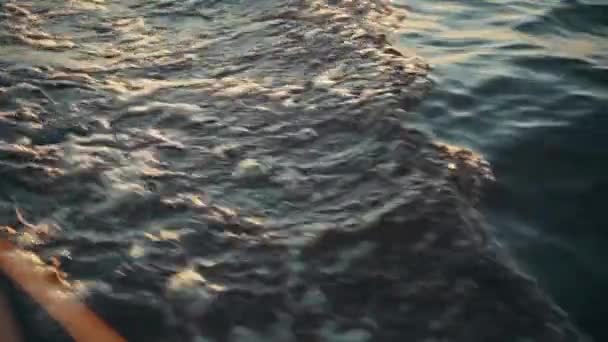바다에서 레가타를 타고 호화 로운 범선에서 내리는 석양 광선 — 비디오