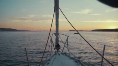 Okyanustaki lüks yat güvertesinden gelen sıcak günbatımı ışınları.