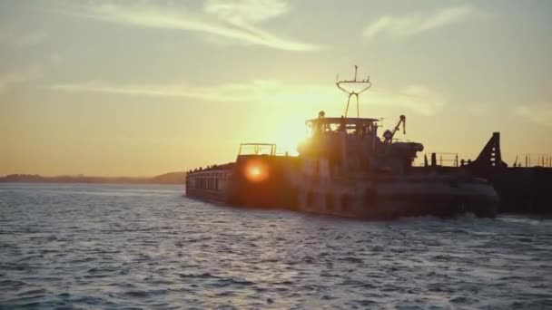 Silhueta de uma barcaça de carga em um fundo de pôr-do-sol. Transporte de mercadorias por rio. Bela paisagem simbolizando o transporte de mercadorias para os compradores . — Vídeo de Stock