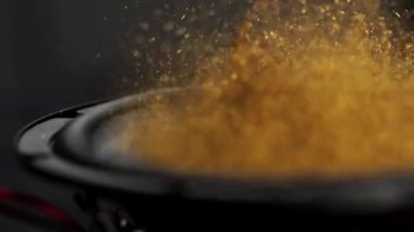 Altından parıltılı hoparlör ses titreşimleri. Yavaş çekim makro çekim