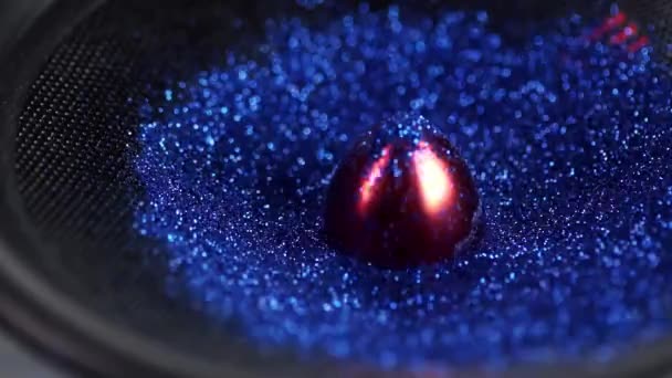 블루 글리터 (blue Glitter) 와 오디오 스피커 진동 보조 장치. 슬로우 모션 매크로 샷 — 비디오
