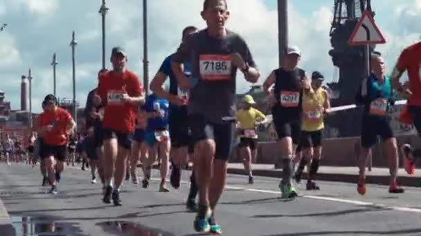 Moscou, Rússia - 02 de agosto de 2020: Massa Amador corrida pelas ruas da cidade, meia maratona, após a remoção das principais restrições da quarentena — Vídeo de Stock