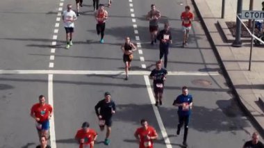 Moskova, Rusya - 02 Ağustos 2020: Karantinanın ana kısıtlamalarının kaldırılmasının ardından şehrin sokaklarında yarı maraton koşusu