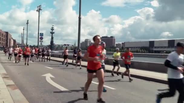 Moscova, Rusia - 02 august 2020: Cursa de amatori în masă pe străzile orașului, semimaraton, după eliminarea principalelor restricții ale carantinei — Videoclip de stoc