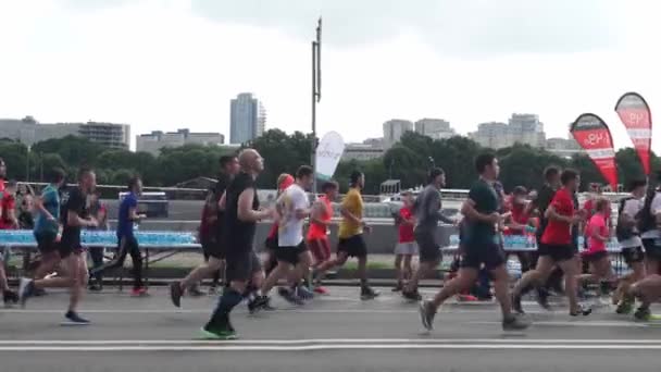 Moscova, Rusia - 02 august 2020: Cursa de amatori în masă pe străzile orașului, semimaraton, după eliminarea principalelor restricții ale carantinei — Videoclip de stoc