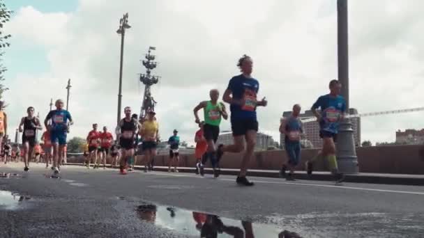 Moscou, Russie - 02 août 2020 : Course amateur de masse dans les rues de la ville, demi-marathon, après la suppression des principales restrictions de la quarantaine — Video