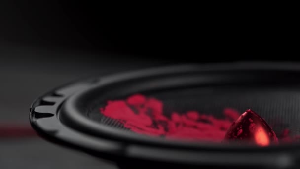 Subwoofer Audio Speaker Vibrace s červeným třpytem. Snímek makra zpomaleného pohybu — Stock video