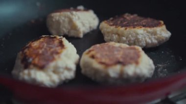Ricotta süzme peyniri, kalın krep, kızartma tavası yapma süreci.