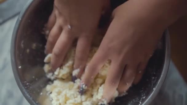 O processo de fazer cheesecakes coalhada com bananas. As mãos das mulheres misturam os ingredientes para bolos de queijo — Vídeo de Stock