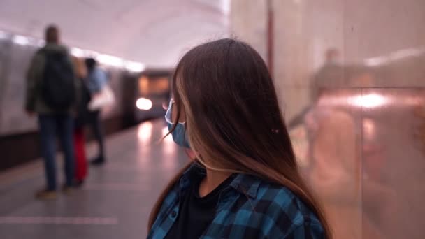 Нездоровая женщина чувствует себя больной, кашель, носить защитную маску от передающихся инфекционных заболеваний и в качестве защиты от гриппа в общественном транспорте или метро. Новый коронавирус 2019-nCoV — стоковое видео