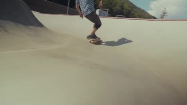 Dos skateboarders montando una gran piscina de skate en Skatepark en un día soleado. Concepto de deportes extremos — Vídeos de Stock