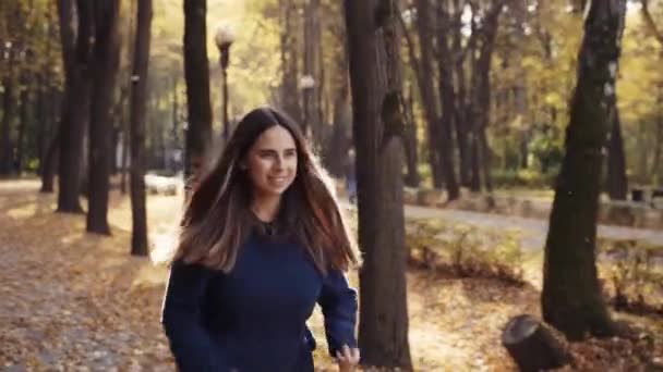 Mulher corredor correr no parque vai para esportes. atleta corredor menina correndo na natureza trilha. mulher na manhã jog parque verde pessoas saudáveis executar parque conceito ativo. — Vídeo de Stock