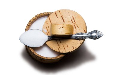 çay kaşığı tuz ve huş ağacı kavanozu.