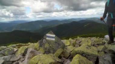 Yeşil vadiler ve bulutlu gökyüzü manzaralı kayalık dağ arazisini keşfediyorlar. Karpat Dağları, Ukrayna 'da yaz yürüyüşü